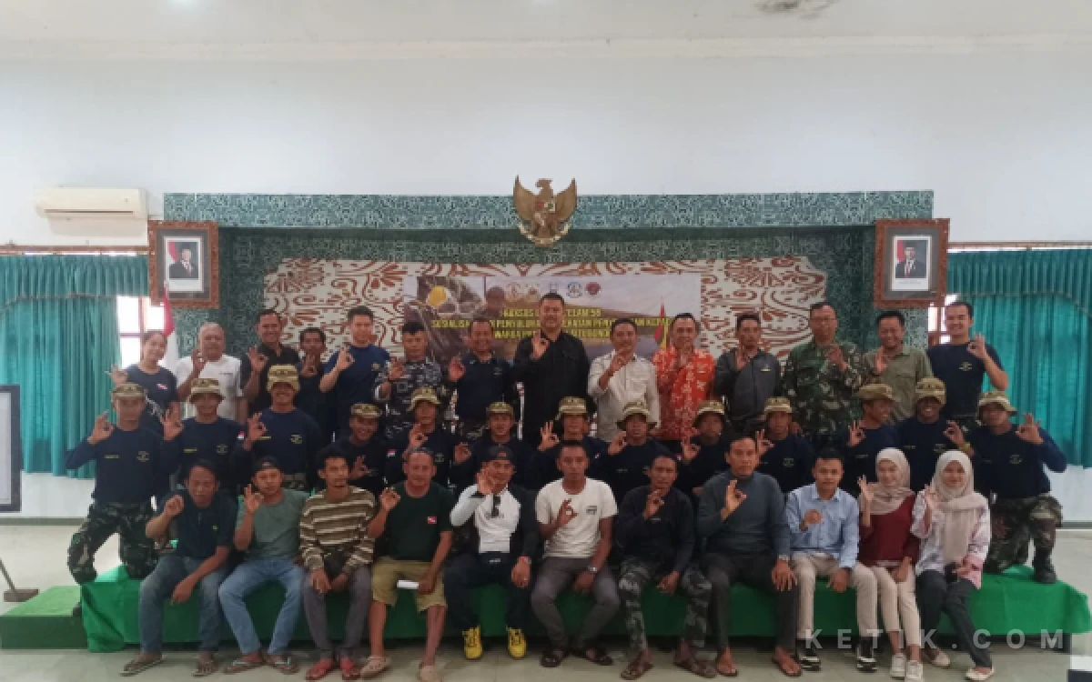 Siswa Dikbrevet Penyelam Angkatan 56 Gelar Bhakti Sosial di Pasir Putih Situbondo
