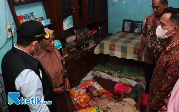 Thumbnail Bantu Penderita Tumor Otak, Plt Bupati Sidoarjo Subandi Berharap Keluarga Sabar Merawat