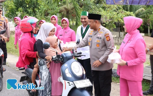 Jelang Buka Puasa, Polres Abdya Bagi Ratusan Paket Takjil untuk Warga