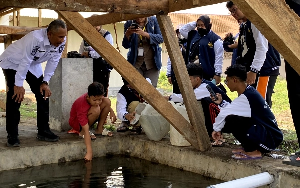 Thumbnail Berita - Dari Kampus ke Kolam! KKN Unitomo Tingkatkan Ekonomi Desa Jatiurip Lewat Lele