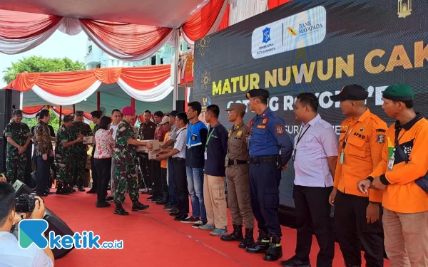 Thumbnail Wali Kota Surabaya dan Bank Mayapada Berikan 12 Ribu Paket Sembako untuk Seluruh Satgas 