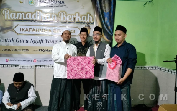 Thumbnail Berita - IKAFAHUMA UIN Malang 'Blusukan' Bagi-bagi Parcel Lebaran untuk Guru Ngaji di Pelosok Desa