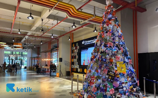 Thumbnail Universitas Ciputra Surabaya Hadirkan Pohon Natal 1000 Buku Enterpeneur