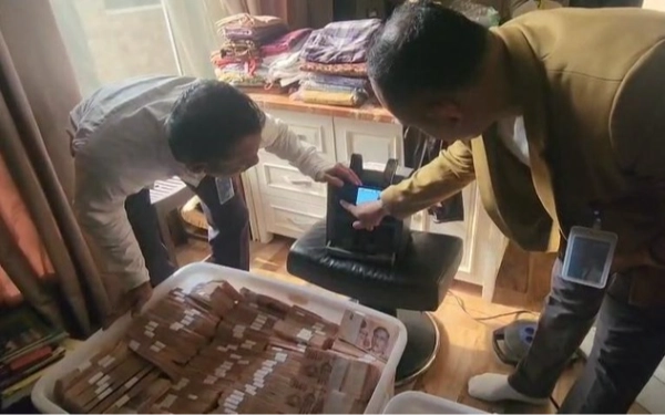 Thumbnail Berita - Momen Kejagung Temukan Gepokan Uang dan Emas di Rumah Mewah Zarof Ricar