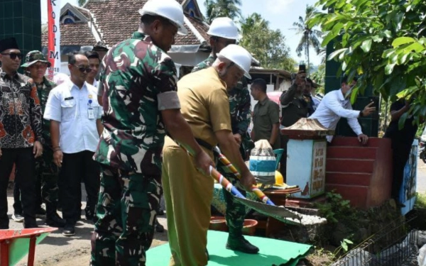 TMMD ke-126, Bupati Malang dan Dandim 0818 Bantu Warga Gotong Royong Bangun Drainase