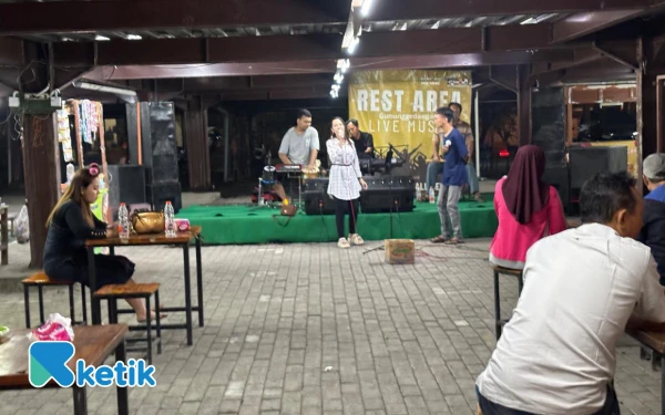 Thumbnail Berita - Ramaikan Rest Area Gunung Gedangan, UMKM Kota Mojokerto Gelar Musik Dangdut Kenangan ala 80an