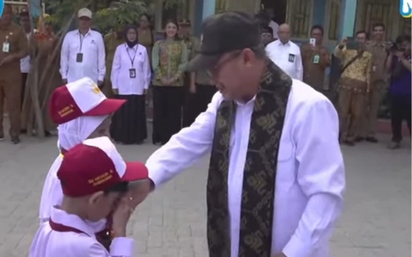 Thumbnail Berita - Indonesia Emas 2045 di Tangan Generasi Ini! Dari Sumbawa, Mendikdasmen Kenalkan MPLS Ramah dan Berkarakter