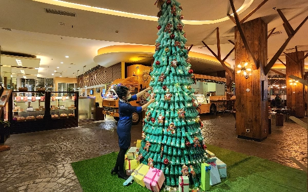 Thumbnail Unik, Hotel Ini Kreasikan Pohon Natal dari 533 Botol Plastik 