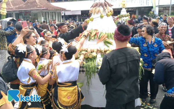 Thumbnail Berita - Rebutan Gunungan Meriahkan Hari Jadi ke-1265 Kabupaten Malang