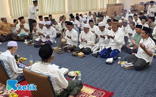 Thumbnail Berita - Di Tengah Maraknya Musibah, Pengasuh Ponpes Nurul Jadid Paiton KH Zuhri Zaini Teguhkan Tradisi Istighosah Panduan Baru