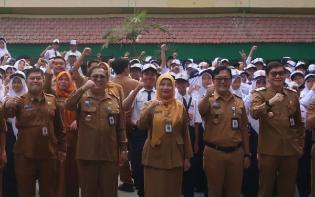 Thumbnail Berita - Gerak Cepat! Risna Widyawati Resmi Jabat Plh Kepala SMPN 18 Kota Malang, Fokus Pulihkan Sekolah Usai Dugaan Kekerasan