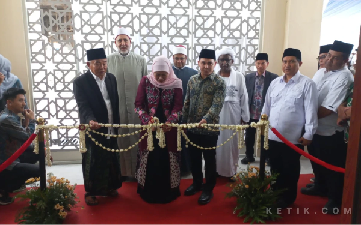 Foto Gubernur Jatim Khofifah Indar Parawansa saat peresmian Gedung Asrama Putri Universitas KH Abdul Chalim ( foto : sholahudin/ ketik.com)