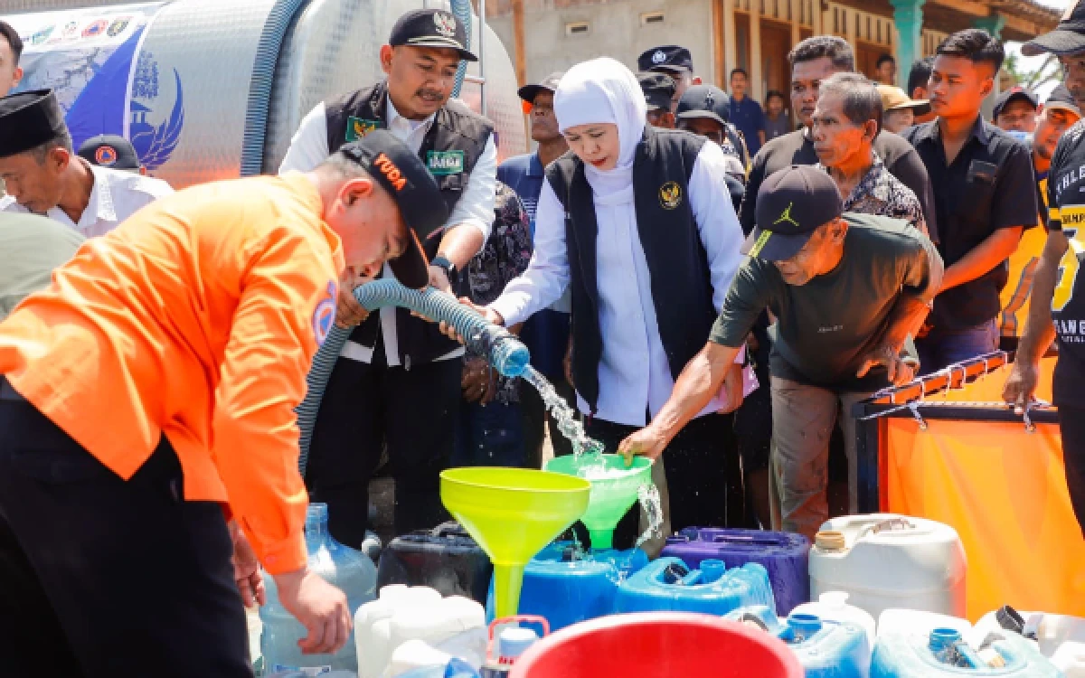 Thumbnail Berita - Gubernur Khofifah Salurkan Bantuan Air Bersih untuk 196 KK Terdampak Kekeringan di Ngawi