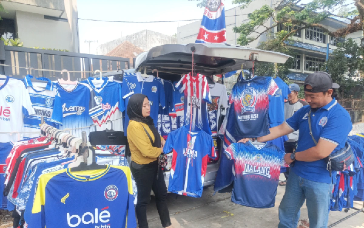 Thumbnail Berita - HUT Ke-39 Arema, Pedagang Jersey dan Atribut Singo Edan Panen Rezeki