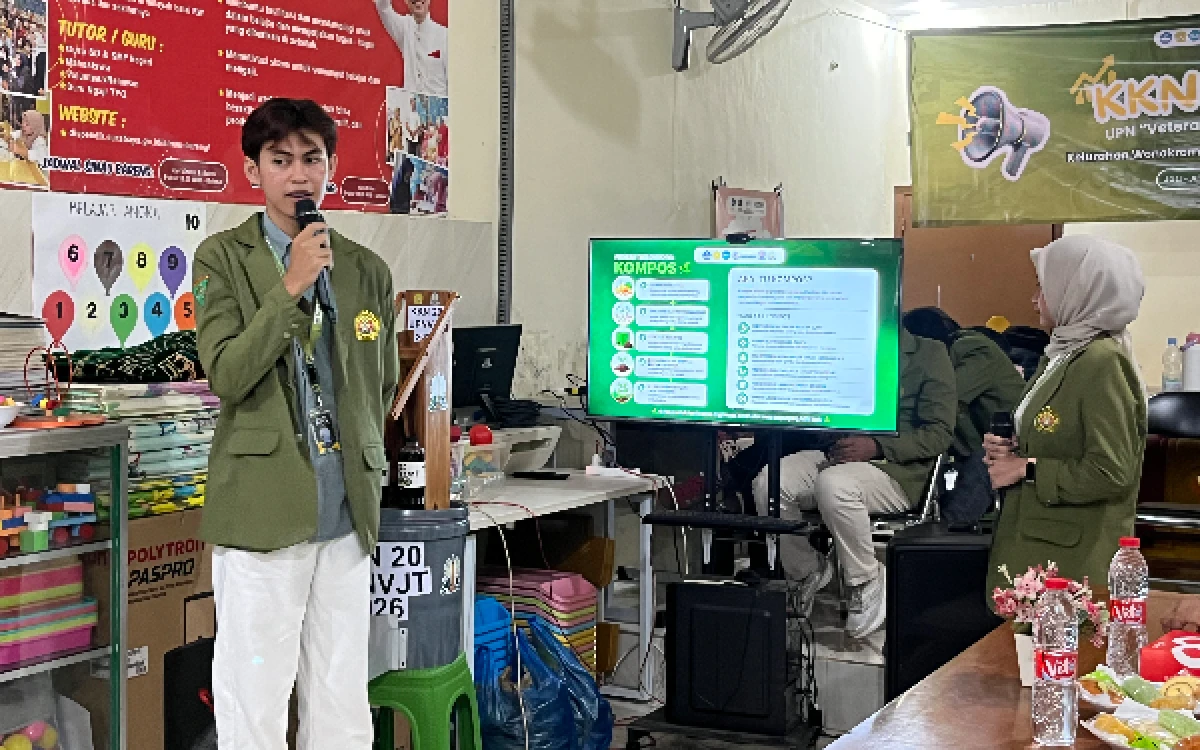 Foto Mahasiswa KKN UPN Veteran Jawa Timur Kelompok 20, Muhammad Rivaldo dan Dina
Aprilia, menyampaikan materi mengenai pengelolaan sampah organik melalui teknologi tepat
guna Ecochopper kepada warga di Balai RW 1, Kelurahan Wonokromo, Surabaya, Jumat
(31/7/2026). (Foto: Ismy Dahlia Handayani/Ketik Media)