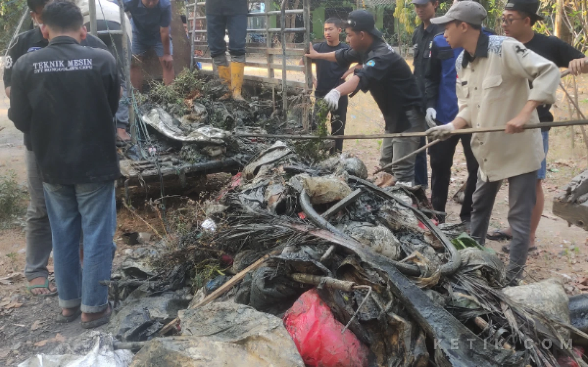 Thumbnail Berita - Aksi Bersih Sampah Sungai di Tuban Berujung Pilu: Sampah Ditolak TPA, Berakhir Ditumpuk di Rumah Warga Bangilan