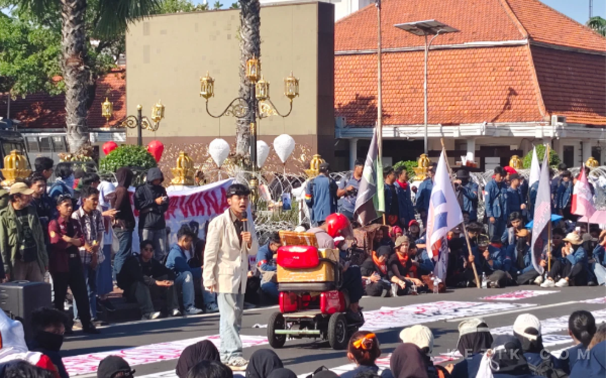 Thumbnail Berita - Demo Mahasiswa di Depan Gedung Negara Grahadi, Bawa Tuntutan Evaluasi MBG hingga Tinjau Ulang Kenaikan BBM
