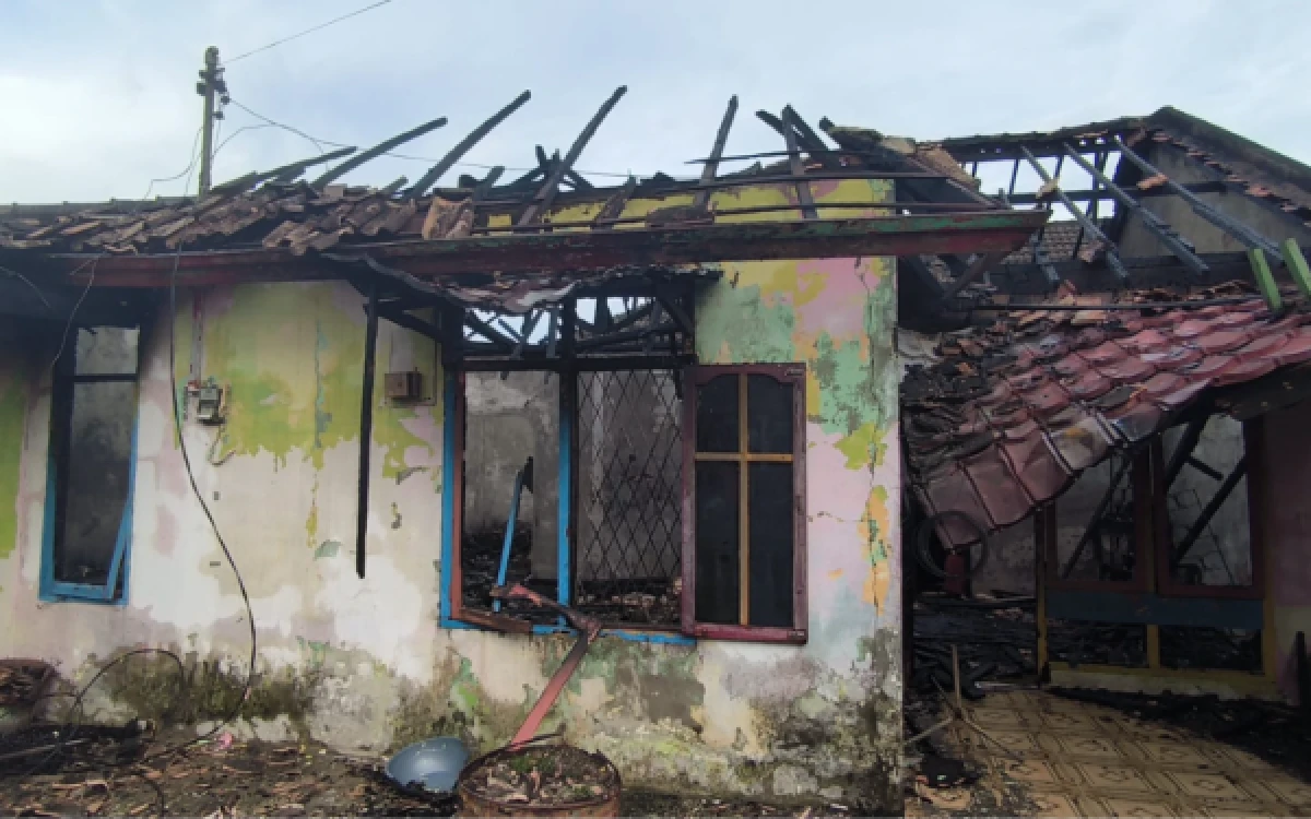 Foto Warga sekitar Jalan Kadir TKR Lorong Jambu RT 39 RW 08, Kelurahan 36 Ilir, Kecamatan Gandus, Palembang,  saat mencoba memadamkan kobaran api, Rabu 24 Juni 2026. (Foto : Yola/Ketik.com)