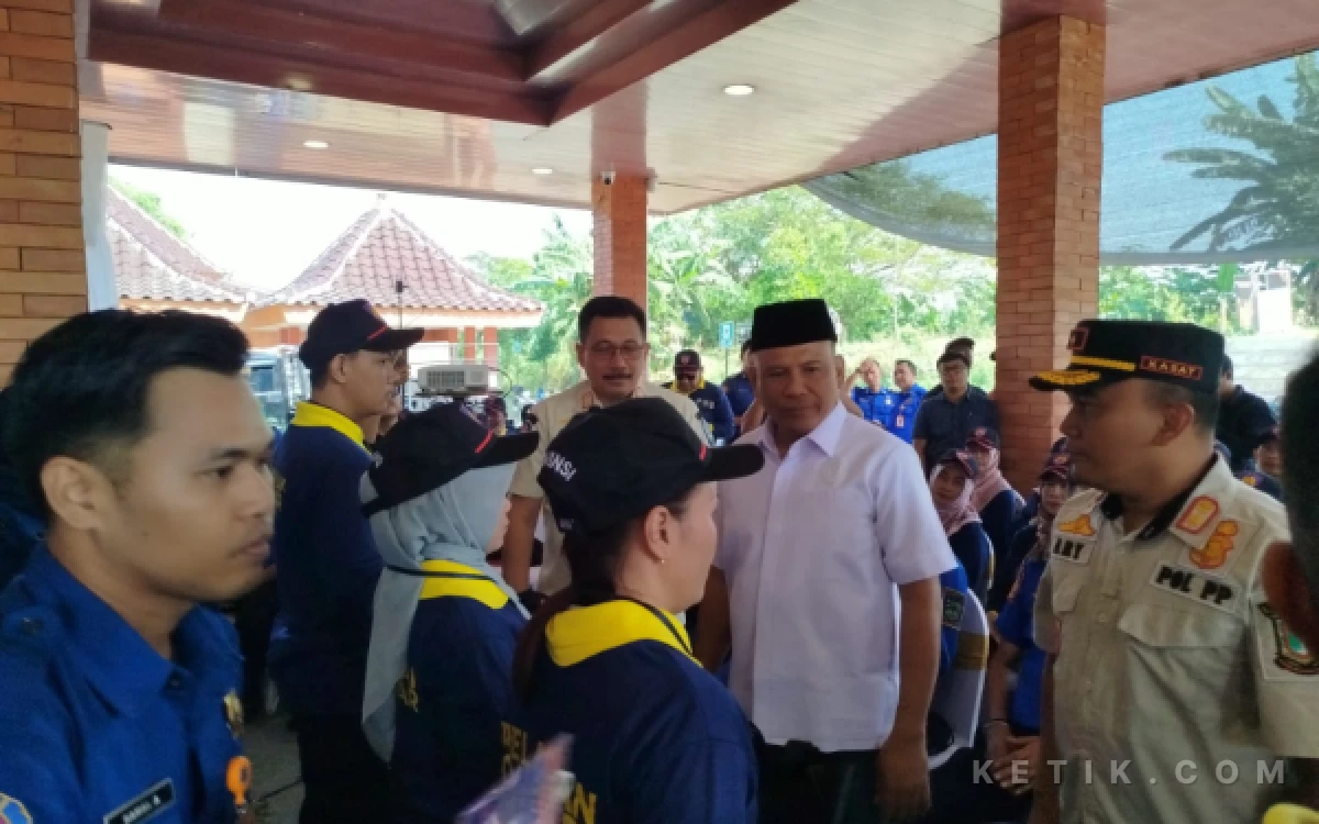 Foto Sumardi  politisi Golkar yang juga anggot Komisi A DPRD Provinsi Jawa Timur mengukuhkan  peserta   Pembinaan dan Pelatihan Relawan Pemadam Kebakaran dan Masyarakat dalam Rangka Pencegahan, Penanggulangan, Penyelamatan Kebakaran dan Non Kebakaran (foto : sholahudin/ ketik.com)