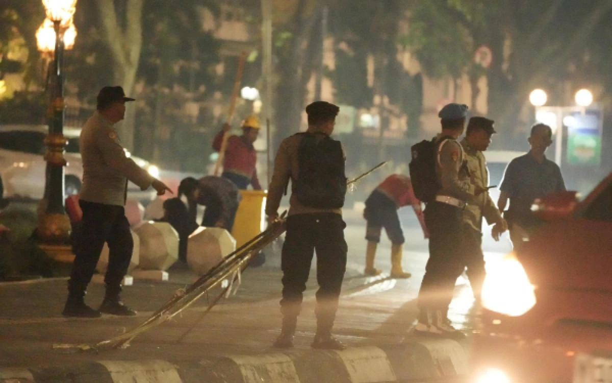 Thumbnail Berita - Usai Aksi Unjuk Rasa, Polisi Bantu DLH Bersihkan Sampah di Jalan Tugu Kota Malang