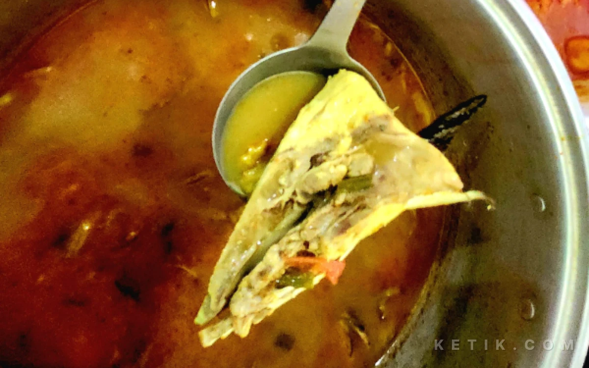 Foto Menu garang asem ikan laut menjadi best seller yang disajikan dengan satu kepala ikan di Warung Makan Mbak Is Tuban. (Foto: Dok. Ketik.com)