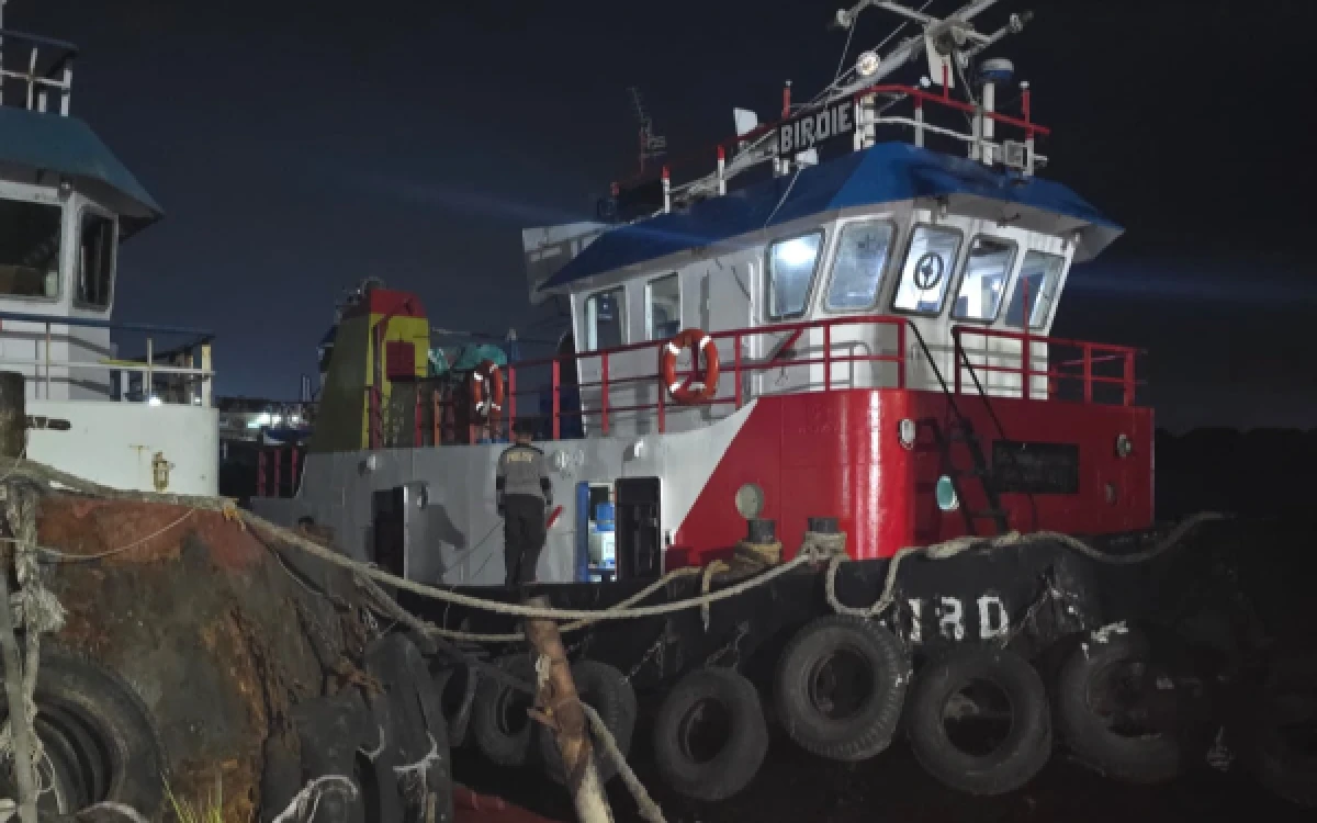 Foto Kapal diamankan Polairud Polda Sumsel untuk membawa BBM ilegal di Dermaga PT Payung Samudera, perairan Sungai Musi, Kecamatan Gandus, Palembang, Jumat 10 Juli 2026. (Foto : Yola/Kettik.Com)