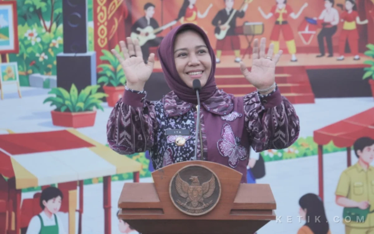 Foto Ning Ita wali kota mojokerto  menyapa ratusan siswa sekolah di acara  One School One Event di TBM Majapahit Kota Mojokerto (foto : humas pemkot mojokerto/ ketik.com)