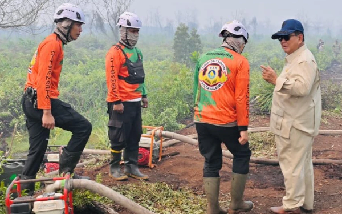 Thumbnail Berita - Tinjau Karhutla Kalbar-Kalteng, Prabowo Minta Tambahan Helikopter Water Bombing dan 200 Pompa Air