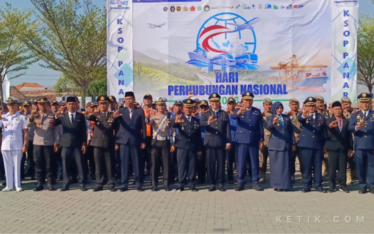 Thumbnail Berita - Ini Kata Bupati Situbondo Ketika Pimpin Upacara Hari Perhubungan Nasional