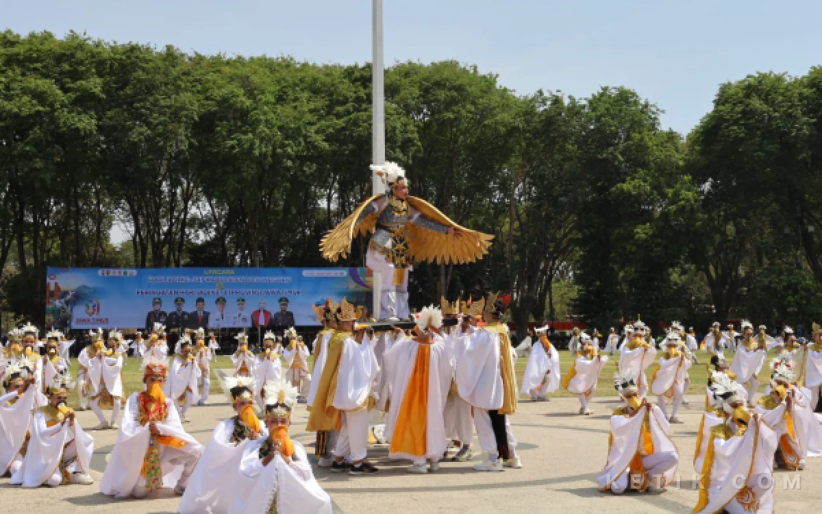 Thumbnail Berita - Meriahkan Upacara Hari Jadi Bojonegoro ke-349 di Alun-Alun, 349 Siswa SMP Pentaskan Seni Tari