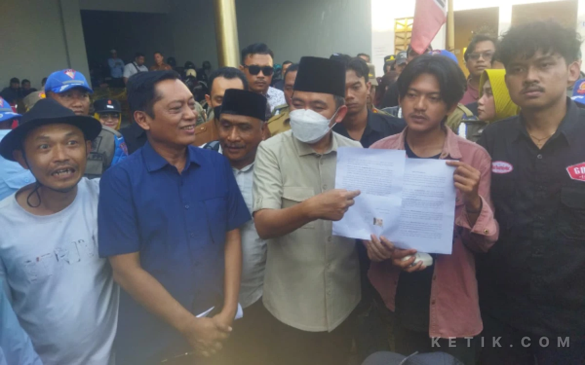 Thumbnail Berita - Jawab Tuntutan Pedagang, Gus Fawait Siapkan Pembenahan dan Pengembalian Fungsi Pasar Tanjung Jember