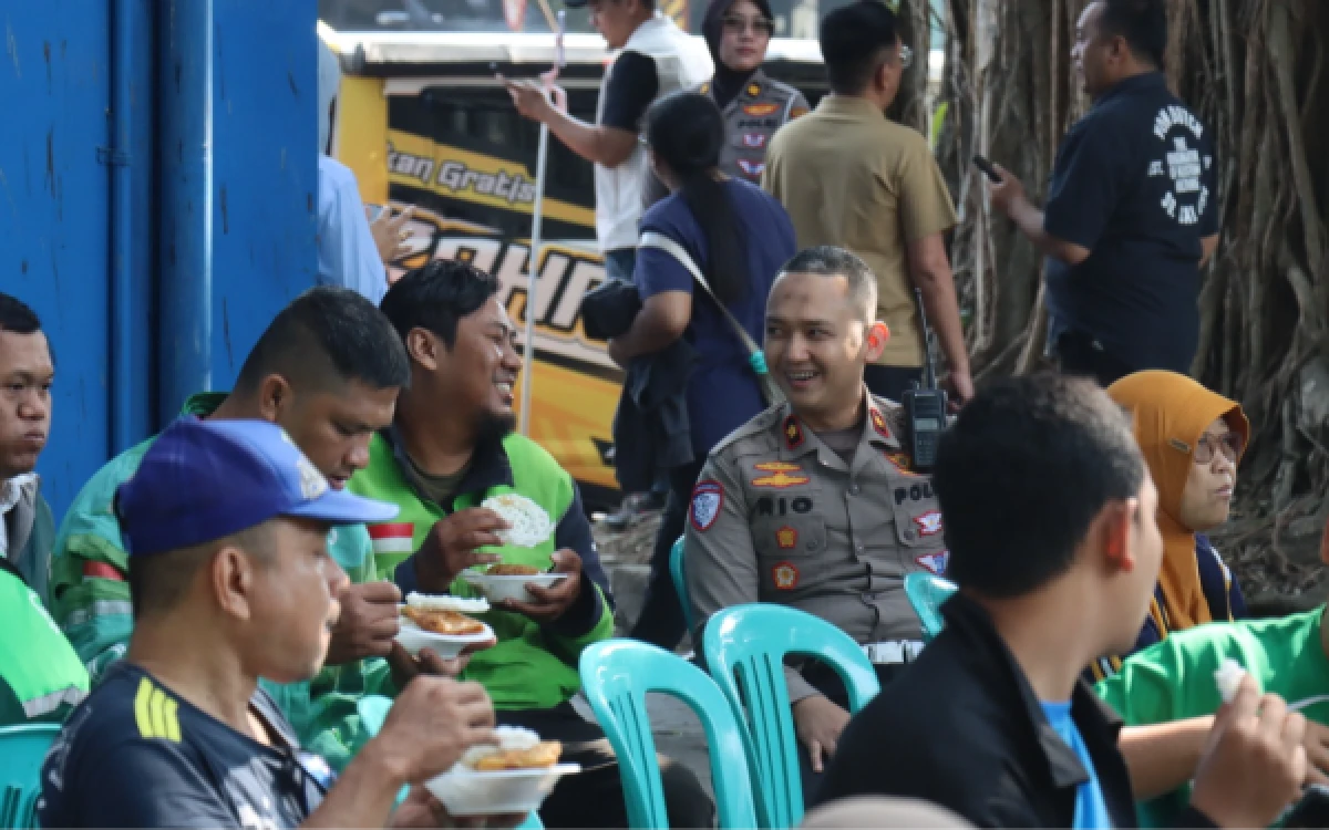 Foto Suasana keramahan antara polisi dan warga dalam kegiatan Makan Bersama Gratis yang digelar di Alun-Alun Merdeka Kota Malang, Selasa, 15 September 2026 (Foto : Kukuh/Ketik)