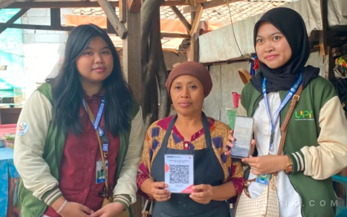 Thumbnail Berita - Mahasiswa KKN UPN Veteran Jatim Dampingi UMKM Kelurahan Ujung Go Digital Lewat Program SINERGI