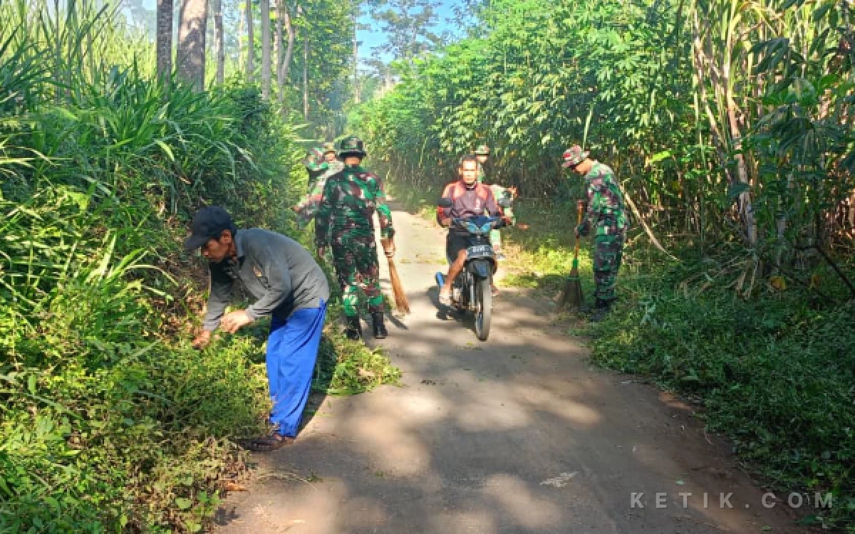 Thumbnail Berita - ‎Satgas TMMD Ke-128 Kodim 0820 Probolinggo dan Warga Desa Brabe Korve Bersihkan Jalan di Dusun Klagin