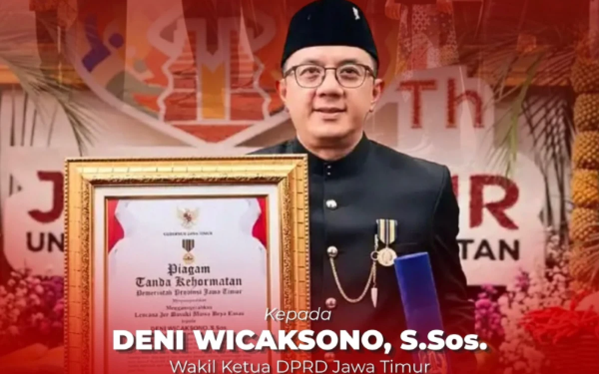 Thumbnail Berita - Deni Wicaksono Terima Lencana Emas Jer Basuki Mawa Beya di HUT ke-81 Jawa Timur