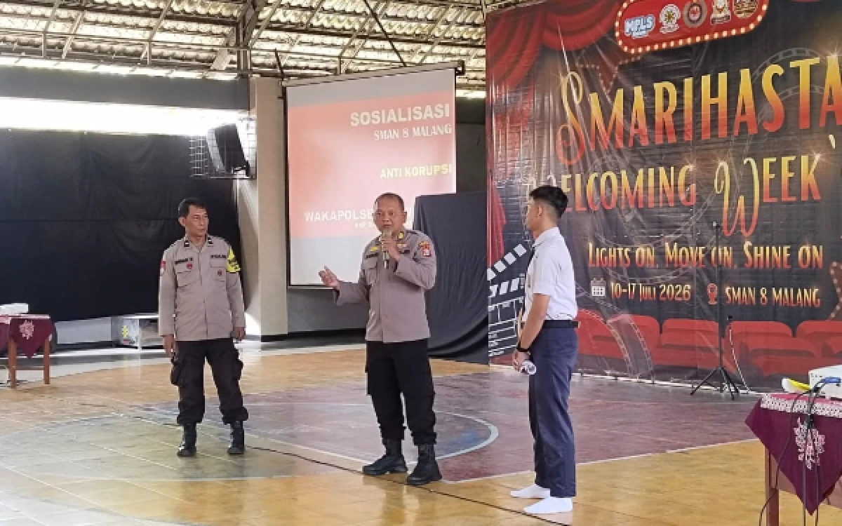 Thumbnail Berita - Bangun Karakter Siswa Baru, Wakapolsek Lowokwaru Beri Edukasi Anti Korupsi dan Bahaya Narkoba di SMA Negeri 8 Kota Malang