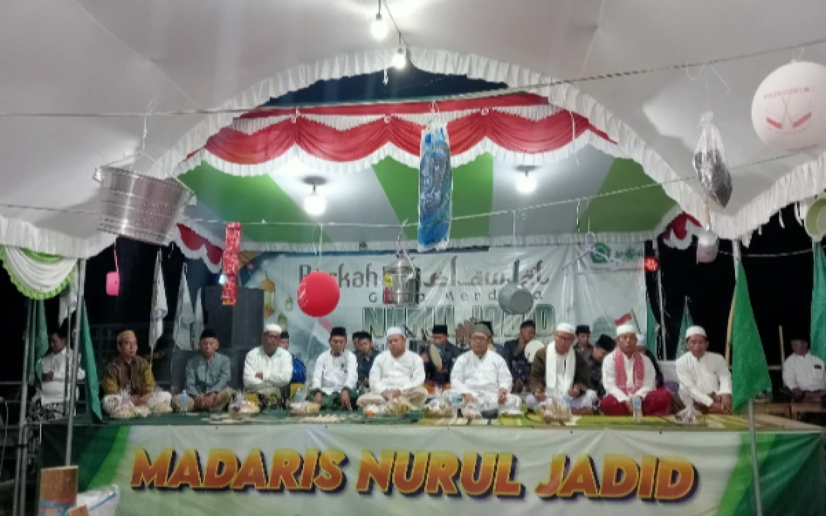 Thumbnail Berita - Peringati Maulid Nabi dan HUT ke-81 RI , LPI Nurul Jadid dan MWCNU Ganding Gelar Nurul Jadid Bersholawat