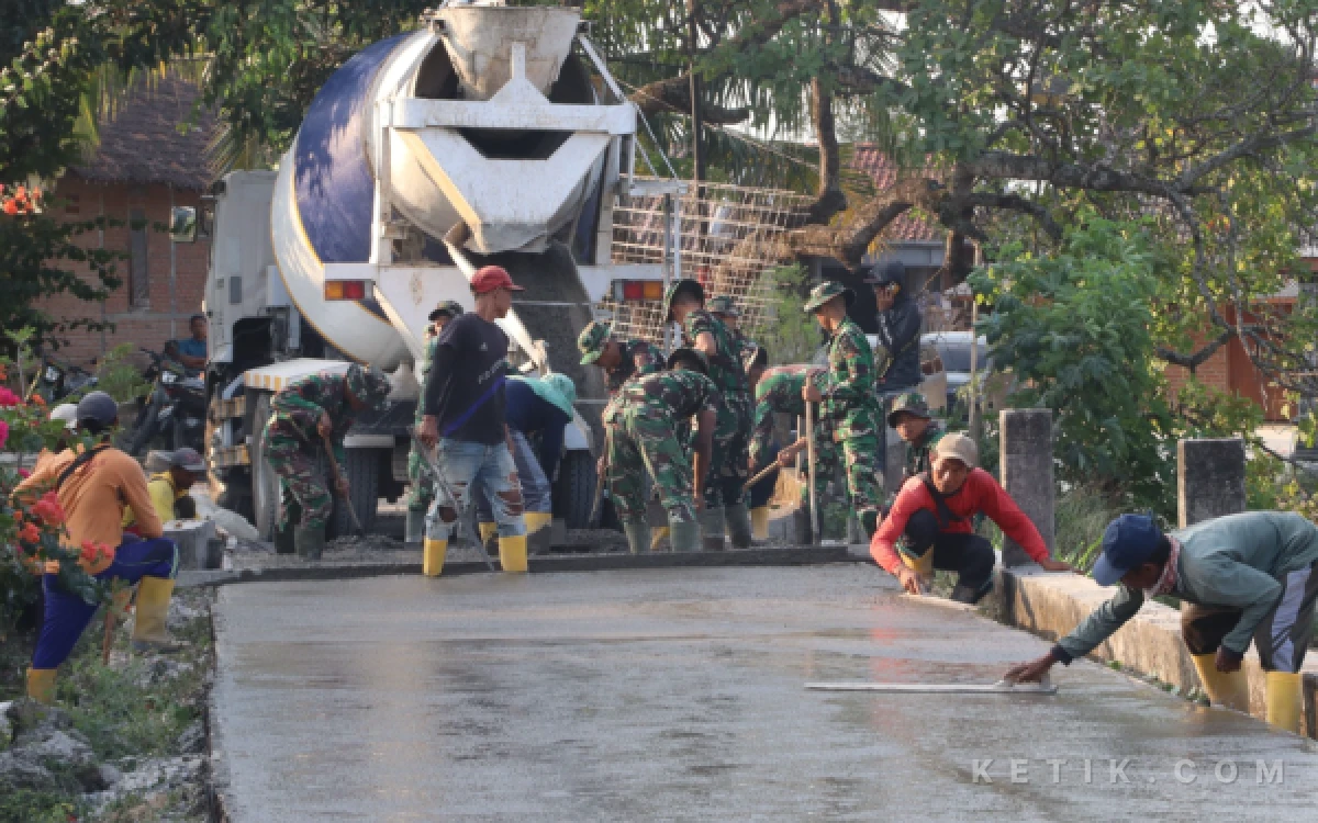 Thumbnail Berita - Luar Biasa! Satgas TMMD 129 Bojonegoro 'Ngebut' Cor Jalan Kedungpandan