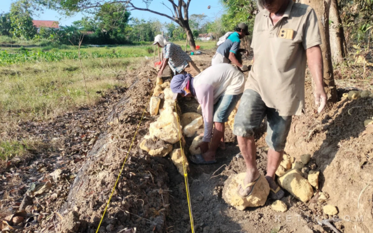Thumbnail Berita - Proyek P3-TGAI Rp195 Juta di Napo Laok Sampang Diduga Tak Sesuai RAB, BBWS: Metode Pekerjaannya Keliru