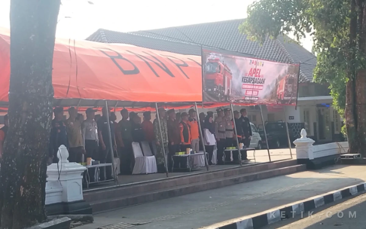 Foto Bupati Sleman Harda Kiswaya bersama unsur Forkopimda dan pimpinan instansi terkait menghadiri Apel Kesiapsiagaan Kebakaran Hutan dan Lahan (Karhutla) Kabupaten Sleman Tahun 2026 di Lapangan Pemda Kabupaten Sleman.(Foto: Lik Is for Ketik.com)