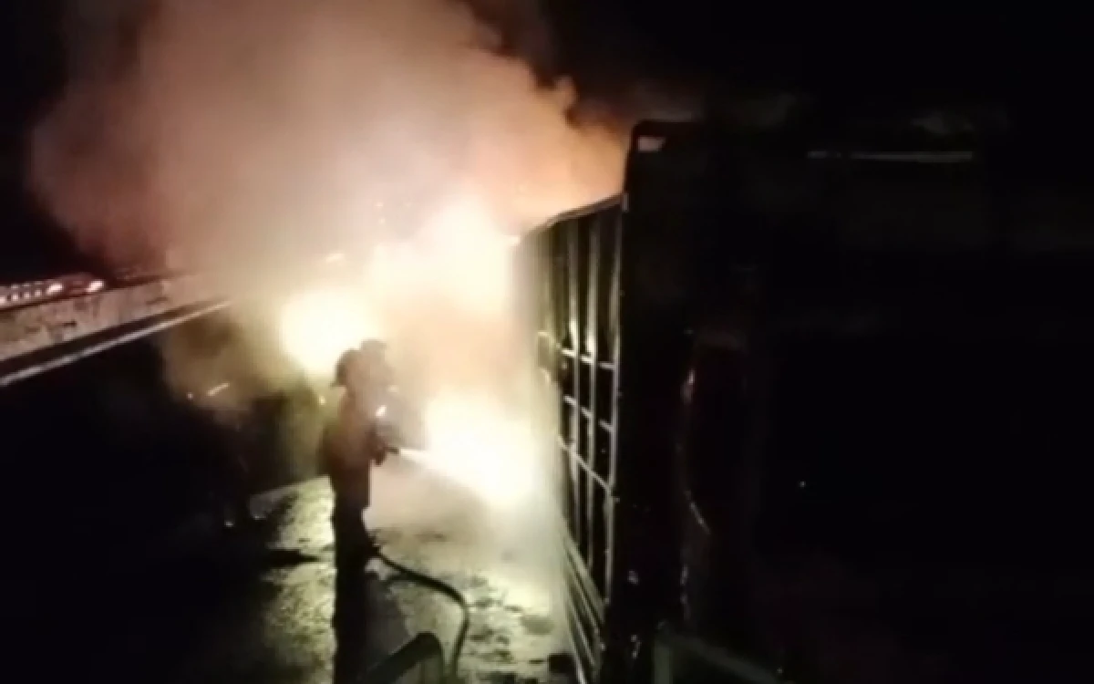 Foto Anggota Manggala Agni tengah memadamkan Api dari Mobil yang terbakar di Tol Terpeka, Jumat (7/8/2026)