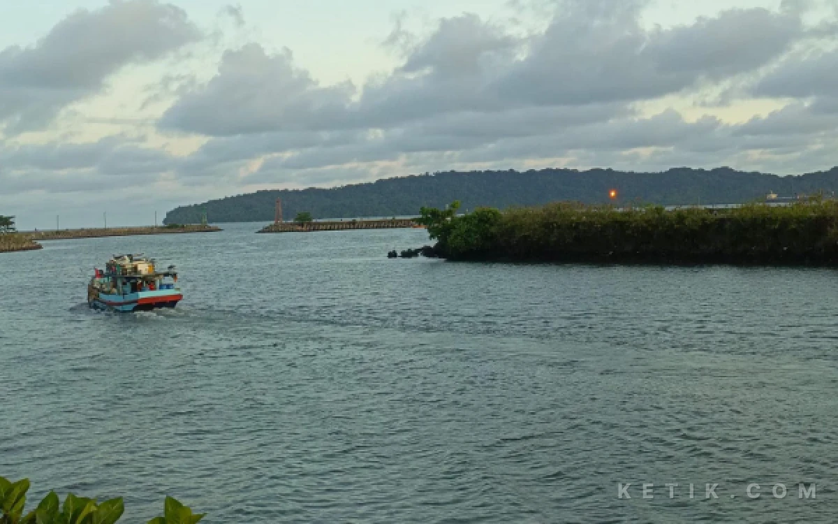 Thumbnail Berita - Gelombang Tinggi di Perairan Laut Selatan, Nelayan Diimbau Cermati Batas Angin-Gelombang