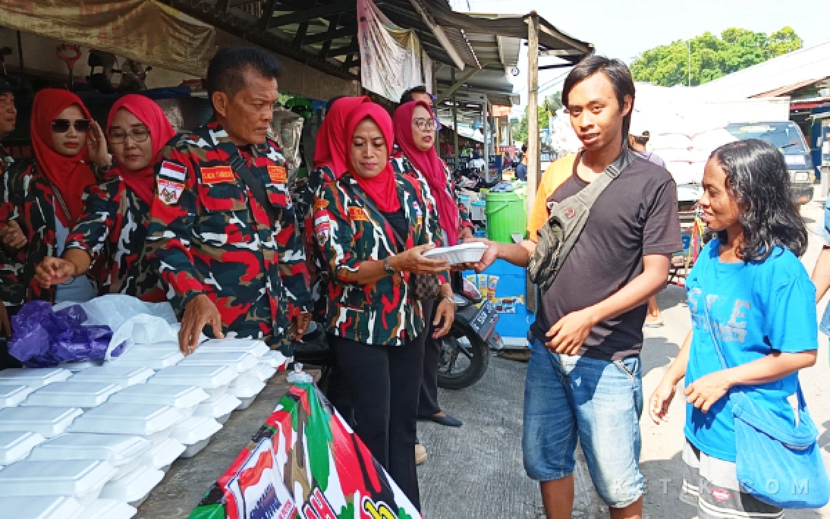 Thumbnail Berita - LMP Pemalang Gelar Jumat Berkah di Pasar Petarukan, Bagikan Ratusan Nasi Kotak
