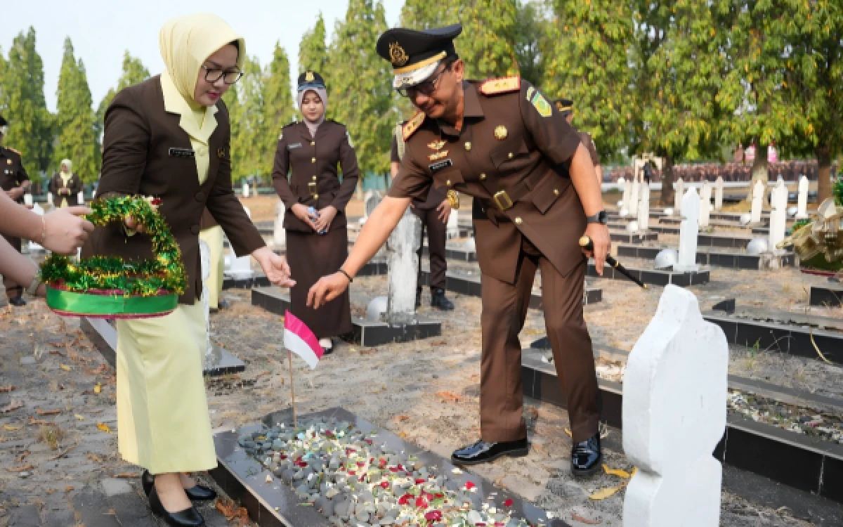 Thumbnail Berita - Kejati Sumsel Tabur Bunga di TMP Ksatria Ksetra Siguntang, Napak Tilas Pengabdian di Hari Lahir Kejaksaan ke-81