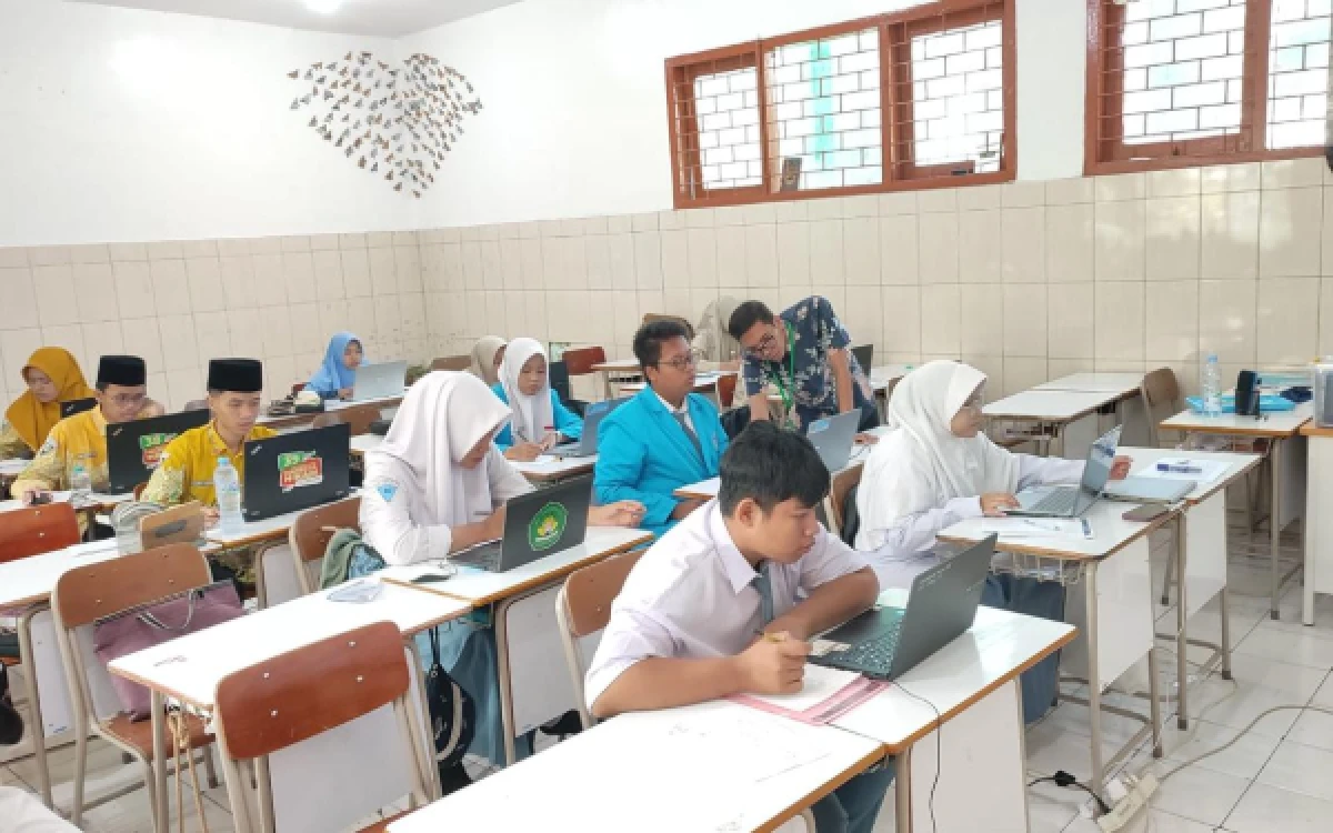 Thumbnail Berita - Kanwil Kemenag Jatim Siap Implementasikan Edaran Penggunaan HP di Madrasah