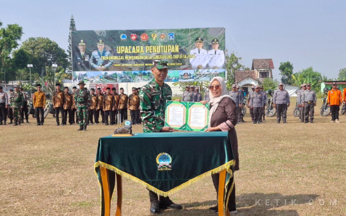 Foto Momen serah terima dokumen laporan hasil kegiatan antara TNI dan Pemkab Sleman, menandai tuntasnya program TMMD Sengkuyung Tahap III di Kalurahan Sendangtirto. Kolaborasi kuat ini sukses membawa perubahan positif bagi masyarakat. (Foto: Fajar R/Ketik.com)