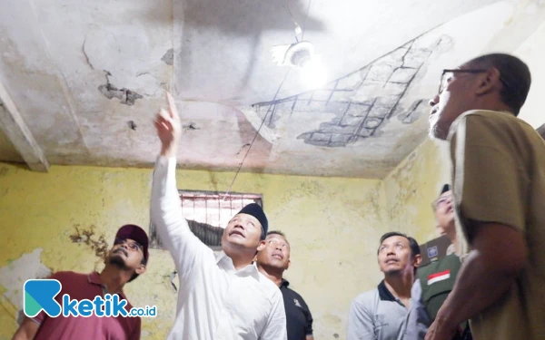 Thumbnail Plt Bupati Sidoarjo Subandi Prihatin Atap Rumah Warga Jebol, Segera Bantu Perbaiki