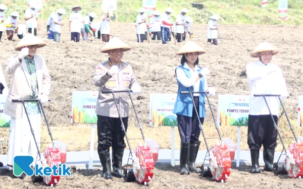 Baru Ditunjuk Jadi Wakapolri, Komjen Dedi Tanam Jagung di Jombang