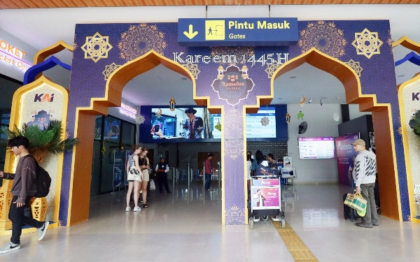 Thumbnail KAI Daop 8 Surabaya Bersolek, Hadirkan Ornamen Lebaran untuk Pemudik