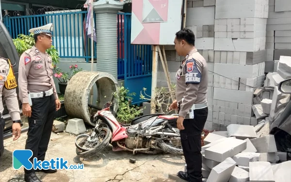Thumbnail Dua Pemotor di Tepi Jalan Pacitan Ditabrak Mobil Kijang, Satu Luka-luka